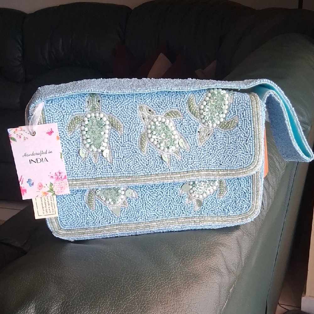 Viral Beaded Sea Turtle Design Shoulder bag. NWT. Absolutely gorgeous!!